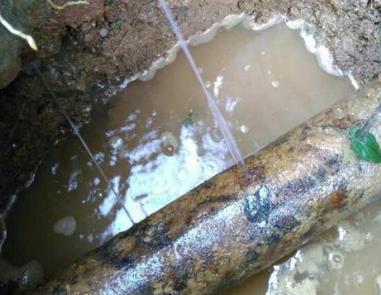 泰来楼顶渗水维修公司分享下地暖漏水的原因及检测方法。